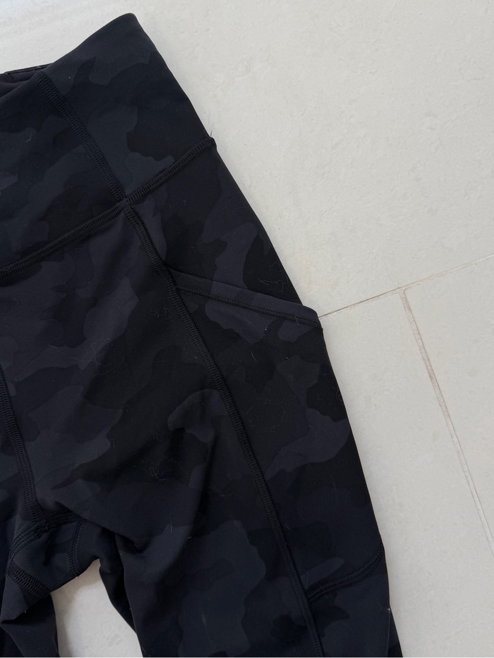 Womens Lululemon Black Camo Leggings Size 4 - Picture 7 of 10